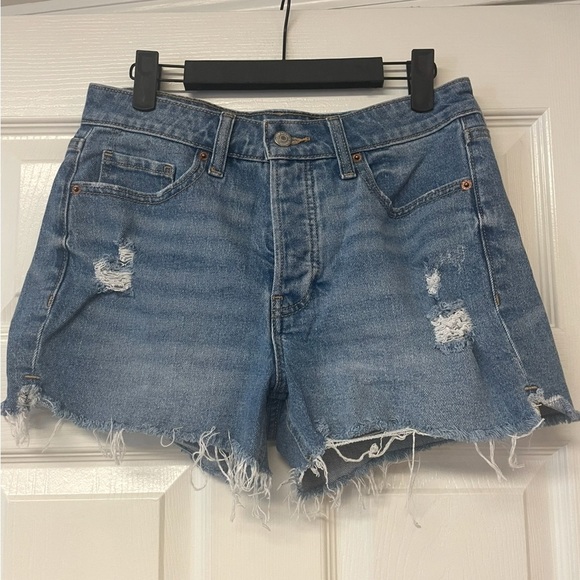 NWOT old Navy High Rise OG Straight Denim Shorts 2.5” inseam Size 6 - Picture 2 of 6